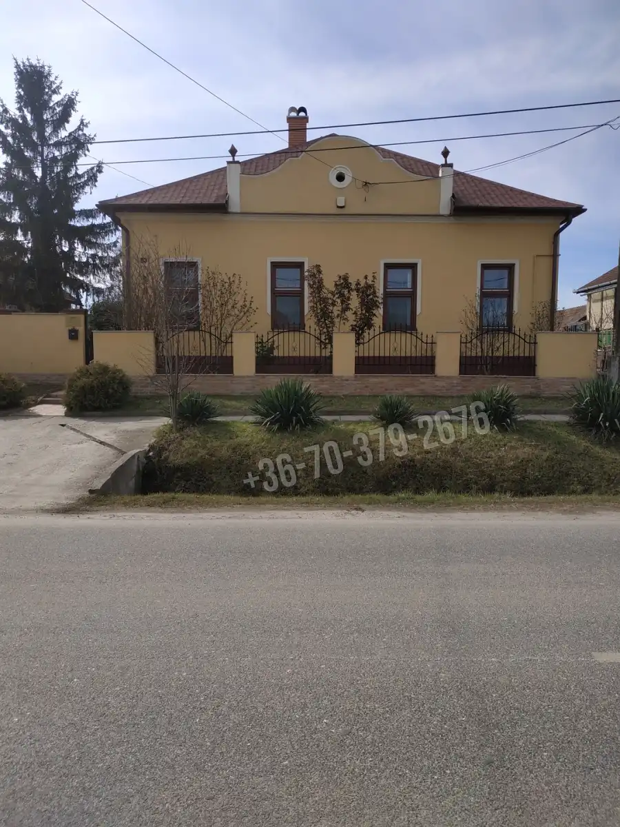 eladó kúria, Tóalmás